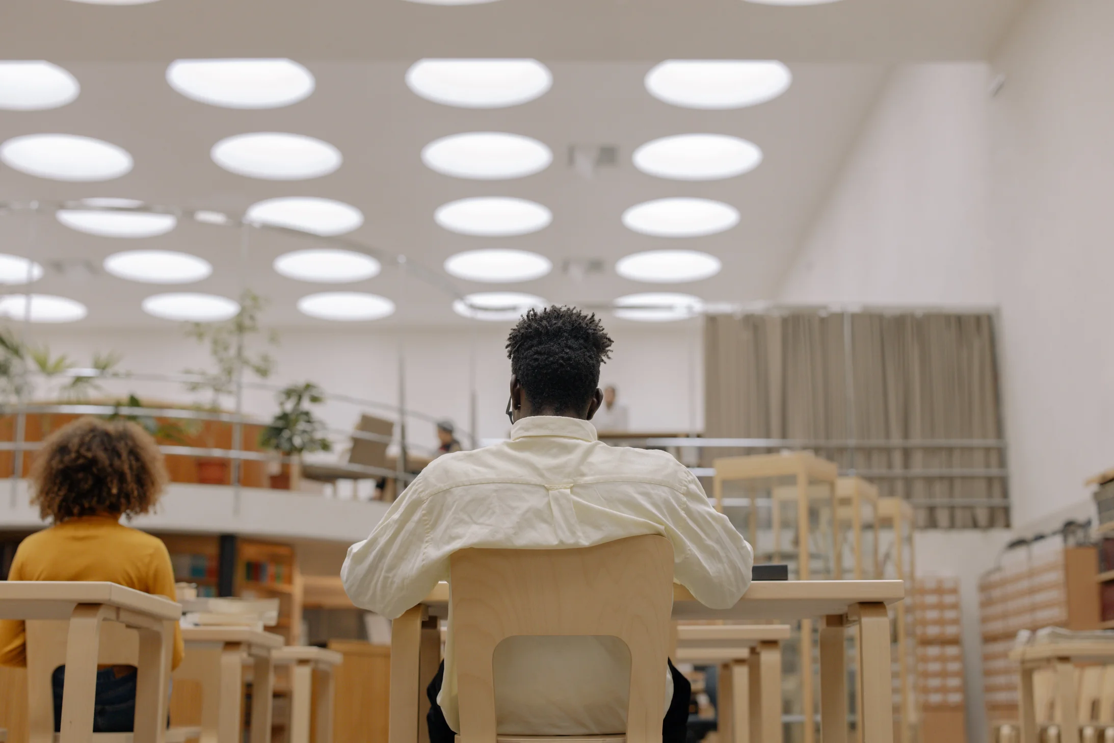 Homme assis dans une salle de cours